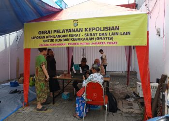 Polsek Kemayoran Memberikan Pelayanan Membuat Surat Laporan Kehilangan kepada Warga Korban Kebakaran