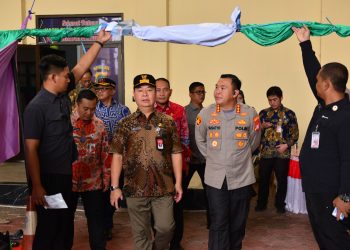 Kapolres Metro Jakarta Pusat Dampingi Pj Gubernur DKI Jakarta Meninjau Penampungan Korban Kebakaran