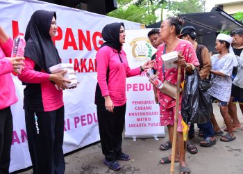 Bhayangkari dan Polwan Polres Metro Jakarta Pusat Bantu Pengungsi Korban Kebakaran Kebon Kosong