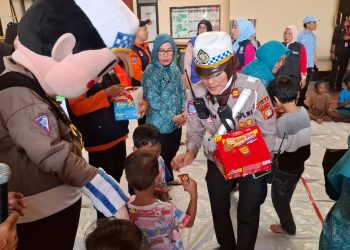 Ditlantas Polda Metro Jaya bersama Polres Metro Jakarta Pusat Gelar Trauma Healing untuk Korban Kebakaran di Kebon Kosong
