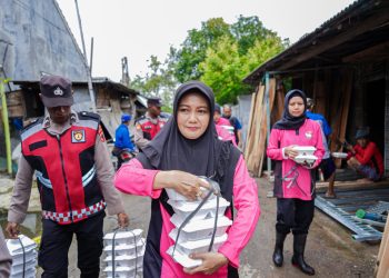 Buka Dapur Umum, 3.000 Paket Nasi Dibagikan Polres Brebes Bantu Warga Terdampak Banjir