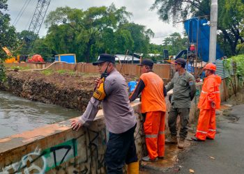Polisi dan Aparat Kelurahan Makasar Pantau Titik Rawan Banjir