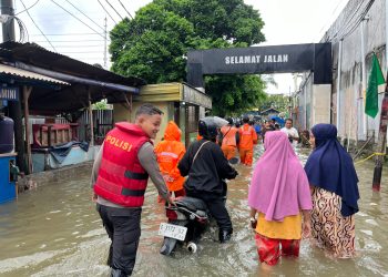 Banjir di Cengkareng, Polisi Evakuasi Warga yang Terjebak
