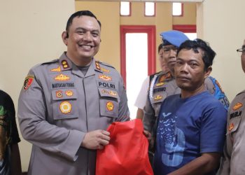 Kapolres Pelabuhan Tanjung Priok Berikan Bantuan Sembako untuk Warga Terdampak Banjir