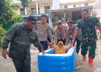 Kapolres Metro Jakarta Utara Pimpin Evakuasi Korban Banjir di Semper Barat