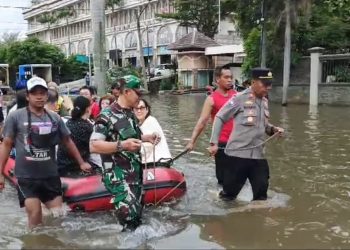 Aksi Sigap Polsek Cengkareng, Evakuasi Warga Kebanjiran Gunakan Perahu Karet Di Taman Kencana