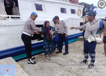 Polisi Humanis Polsek Kepulauan Seribu Utara Gelar Pengamanan Dermaga, Pastikan Keselamatan Penumpang