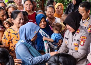 Polisi Bagikan Makan gratis kepada Warga Kebon Manggis dalam Rangka Mendukung Program MBG