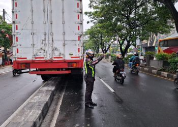 Truk Nyangkut di Separator Jalan Margonda, Satlantas Polres Metro Depok Gerak Cepat Atur Lalin