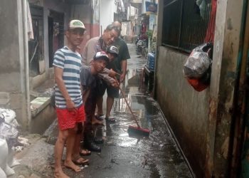 Potret Polri Peduli Sesama, Aksi Bhabinkamtibmas Kedoya Selatan Bantu Warga Bersihkan Sisa Banjir di Kedoya Selatan