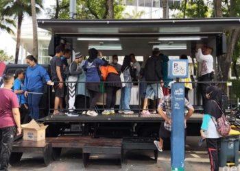 Ditsamapta Polda Metro Jaya Gelar Bagi-bagi Makanan Gratis di CFD, Warga Antusias