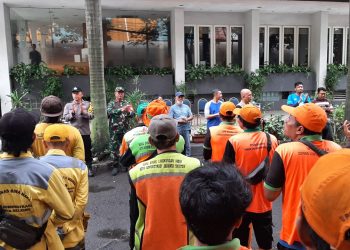 Bhabinkamtibmas BersamaTiga Pilar Giat (BBJS) Bersih-Bersih Jakarta Selatan di Blok M Square