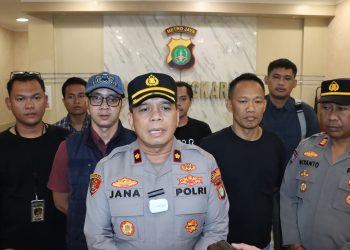 Gegara Lawan Arah, Pemotor di Cengkareng Nekat Pecahkan Kaca Mobil, Kini Diamankan Polisi