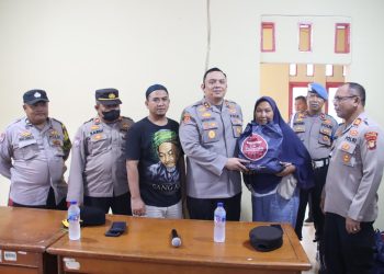 Kapolres Pelabuhan Tj Priok, Jumat Curhat dan Berikan Sembako