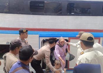 Polisi Baik, Anggota Polsek Kepulauan Seribu Utara Bantu Penumpang dan Perketat Pengamanan di Dermaga Pulau Pramuka