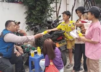 Wujud Empati, TNI-Polri di Jakbar Beri Bantuan Makanan untuk PPKS