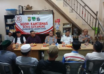 Ngopi Kamtibmas di Pos Satkamling: Polsek Tambora Perkuat Komunikasi dengan Masyarakat