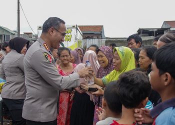 Polres Metro Jakarta Timur Bagikan 300 Nasi Box Gratis untuk Warga