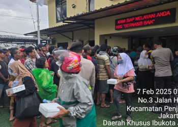 Polsek Kawasan Muara Baru, Berbagi Makanan Untuk Sesama, Dalam Jumat Berkah