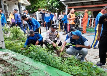 Polisi Baik Aktif di Masyarakat, Bhabinkamtibmas Pulau Lancang Ikut Kerja Bakti Bersama Warga