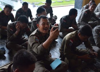 Momen Haru Keluarga Personel Ops Damai Cartenz-2025 Beri Dukungan Lewat Udara
