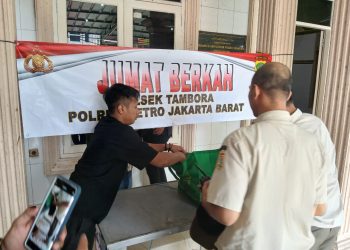 Peduli Sesama, Polsek Tambora Berbagi Lewat Program Jumat Berkah