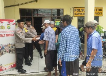 Jumat Berkah, Polsek Kawasan Sunda Kelapa Bagikan Makanan untuk Pekerja di Muara Angke