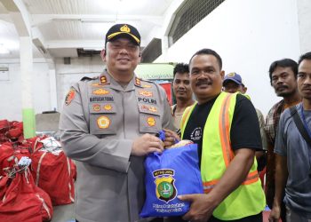 Kapolres Pelabuhan Tanjung Priok Gelar Jumat Curhat dan Beri Sembako