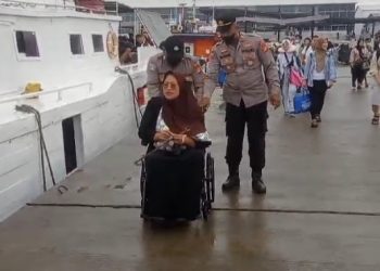Aksi Heroik Bhabinkamtibmas Muara Angke, Bantu Ibu Sakit Naik Kapal