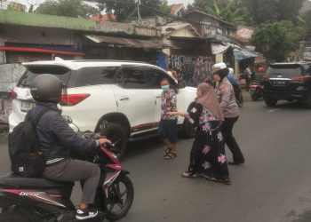Polsek Ciputat Timur Lakukan Pengaturan Lalu Lintas untuk Atasi Kemacetan Pagi Hari