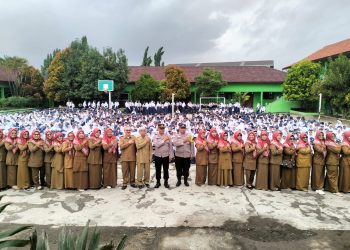 Polres Metro Bekasi Jadi Pembina Upacara di Sekolah, Ingatkan Bahaya Tawuran dan Narkoba