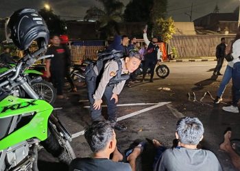 Aksi Sigap Tim Patroli Perintis Presisi Polres Jakbar Bubarkan Aksi Tawuran Di Grogol Petamburan, Puluhan Remaja dan Sajam Diamankan