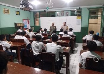 Polsek Pasar Rebo dan Satpol PP Gelar Penyuluhan di SMP Malahayati untuk Wujudkan Pelajar Disiplin dan Berprestasi