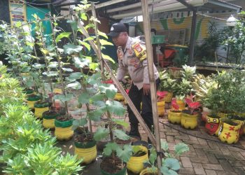 Bhabinkamtibmas Kelurahan Utan Kayu Selatan Tinjau Poktan Green Puspa untuk Ketahanan Pangan