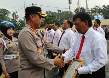 Kapolres Metro Depok Beri Penghargaan ke Anggota Berprestasi Ungkap Kasus Narkoba