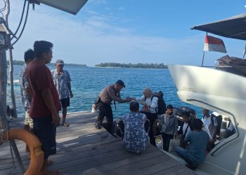 Satpam Obvit Polres Kepulauan Seribu Bantu Wisatawan di Dermaga Pulau Macan