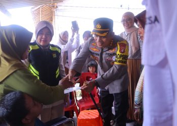 Kapolres Metro Bekasi dan Ketua Bhayangkari Serahkan Kursi Roda untuk Anak Disabilitas di Sukatani