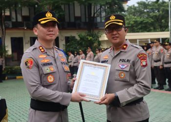 Kapolres Tangsel Berikan Penghargaan kepada Satfung dan Polsek Jajaran atas Kinerja Terbaik