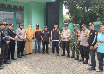 Warga Kelurahan Cipayung Serahkan Senjata Tajam untuk Cegah Tawuran Pada Polisi