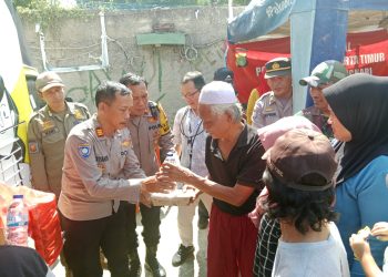 Polres Metro Jakarta Timur Gelar Aksi Sosial, Bagikan 300 Nasi Box untuk Warga Kebon Pala