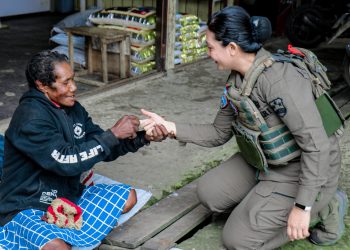 Senyum Polwan Ops Damai Cartenz Membawa Berkah Bagi Mama-Mama Papua di Pasar Lama Oksibil