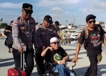 Pelayanan Sepenuh Hati Bhabinkamtibmas Muara Angke, Bantu Anak Disabilitas Naik Kapal
