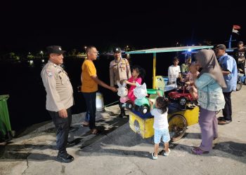 Polisi Humanis Polsek Kepulauan Seribu Utara Patroli Malam, Himbau Warga Jauhi Judi Online