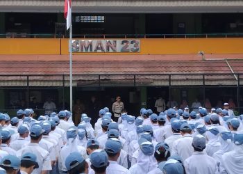 Polda Metro Jaya Jadi Irup Upacara di 5 SMAN Jakarta, Sampaikan Pesan Kamtibmas dan Nasionalisme