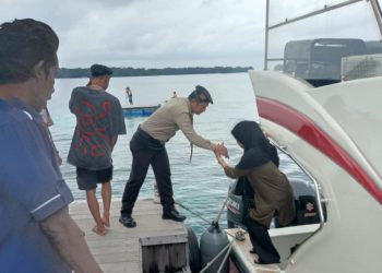 Polisi Baik Satpam Obvit Polres Kepulauan Seribu Bantu Wisatawan di Dermaga Pulau Macan