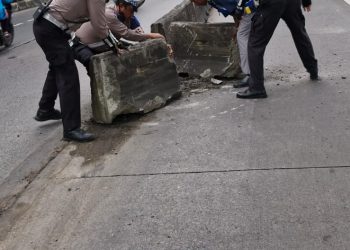 Satlantas Polres Metro Jakarta Barat Rapikan Separator Beton yang Ganggu Arus Lalu Lintas di Slipi