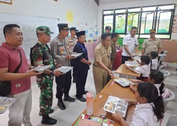 Bhabinkamtibmas Pulau Pramuka dan Kanit Binmas Polsek Kepulauan Seribu Monitoring Kegiatan Makan Siang Bergizi