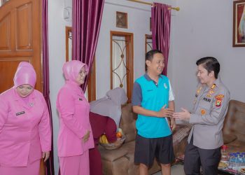 Kapolsek Pesanggrahan Jenguk Anggota yang Sakit, Beri Dukungan Moril
