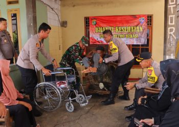 Kapolres Metro Bekasi Kombes Pol Mustofa Salurkan Bantuan Kursi Roda untuk Gunawan, Warga Disabilitas di Cikarang Barat