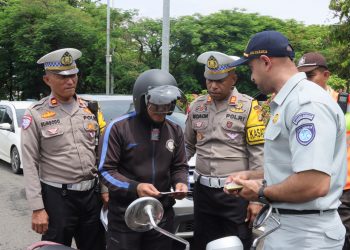 Operasi Keselamatan Jaya 2025, Polresta Bandara Soekarno Hatta bagikan Helm SNI Gratis
